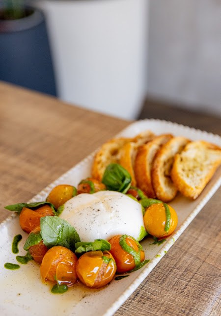 Burrata con tomates cherry