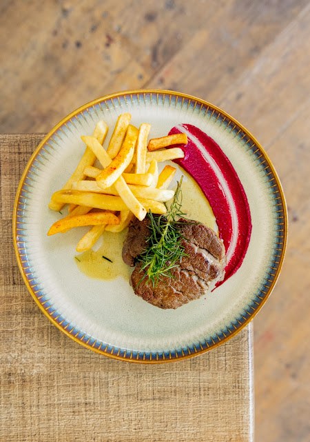 Filete con papas fritas